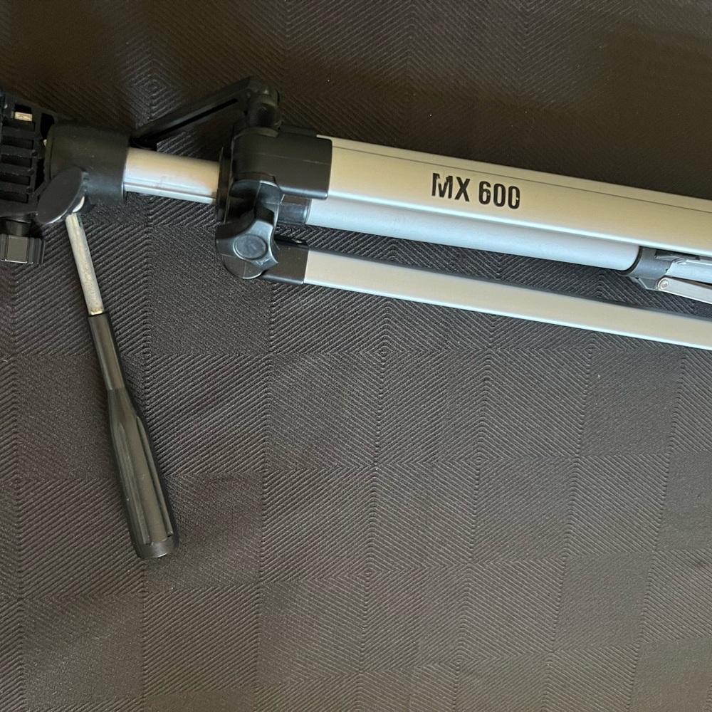 Very nice fully adjustable and stable tripod